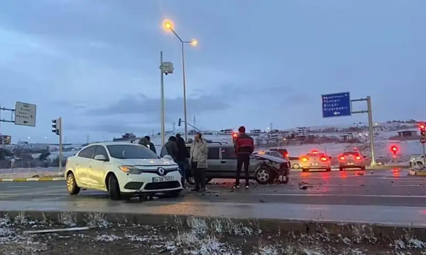 Terminal kavşağı yine karıştı: Güney Çevre Yolu'nda iki otomobil çarpıştı