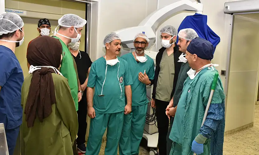 Vekil Keleş ameliyathanede! Eski mesai arkadaşlarıyla sağlığın nabzını tuttu